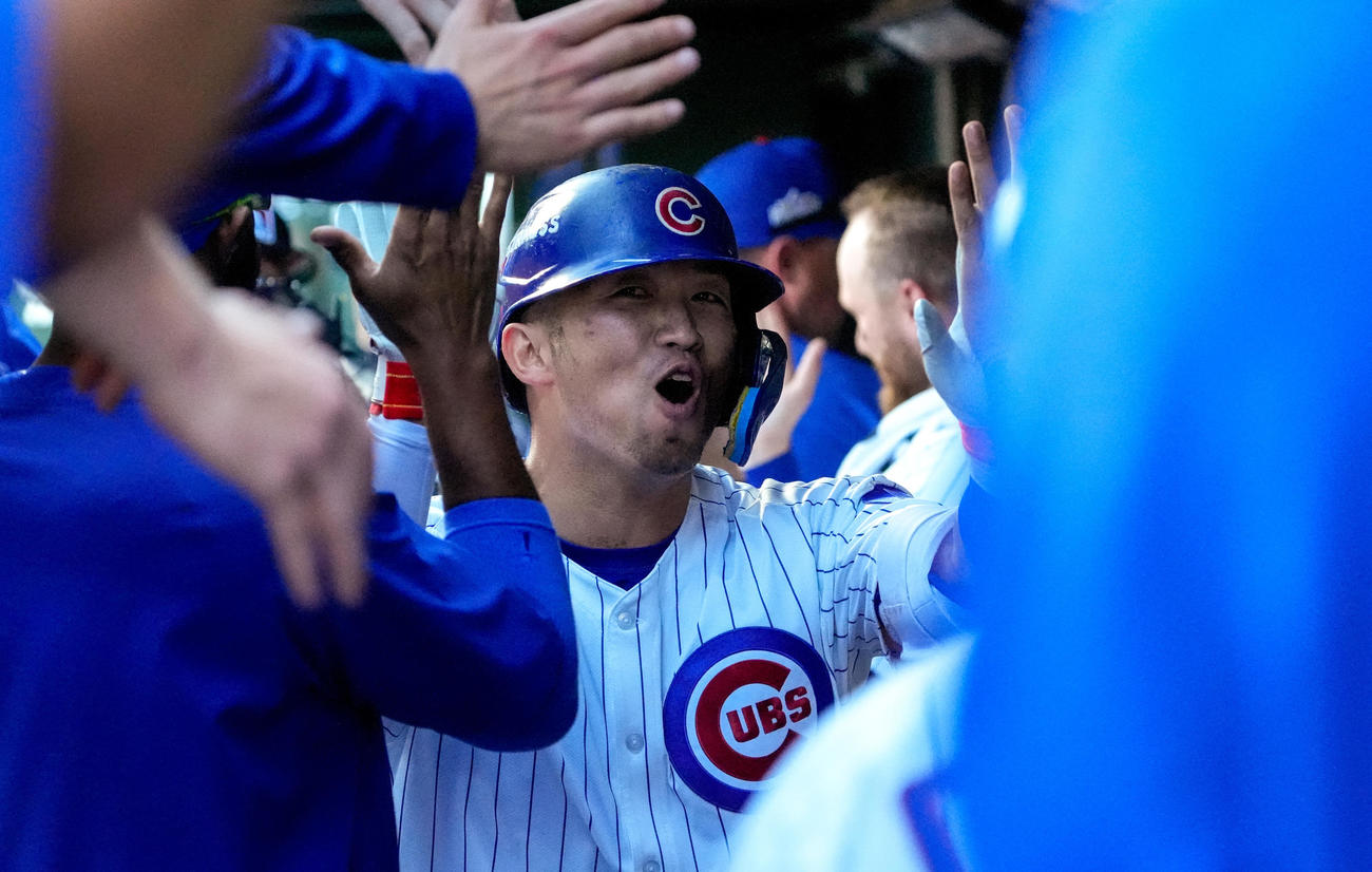 カブス－パドレス　5回、同点本塁打を放ち仲間の祝福を受けるカブス鈴木誠也（David Banks-Imagn Images＝ロイター）