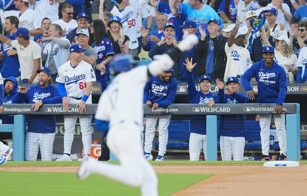ドジャース対レッズ　1回裏ドジャース無死、、右越えに先制のソロ本塁打を放った大谷（手前）に拍手を送るナイン（撮影・菅敏）
