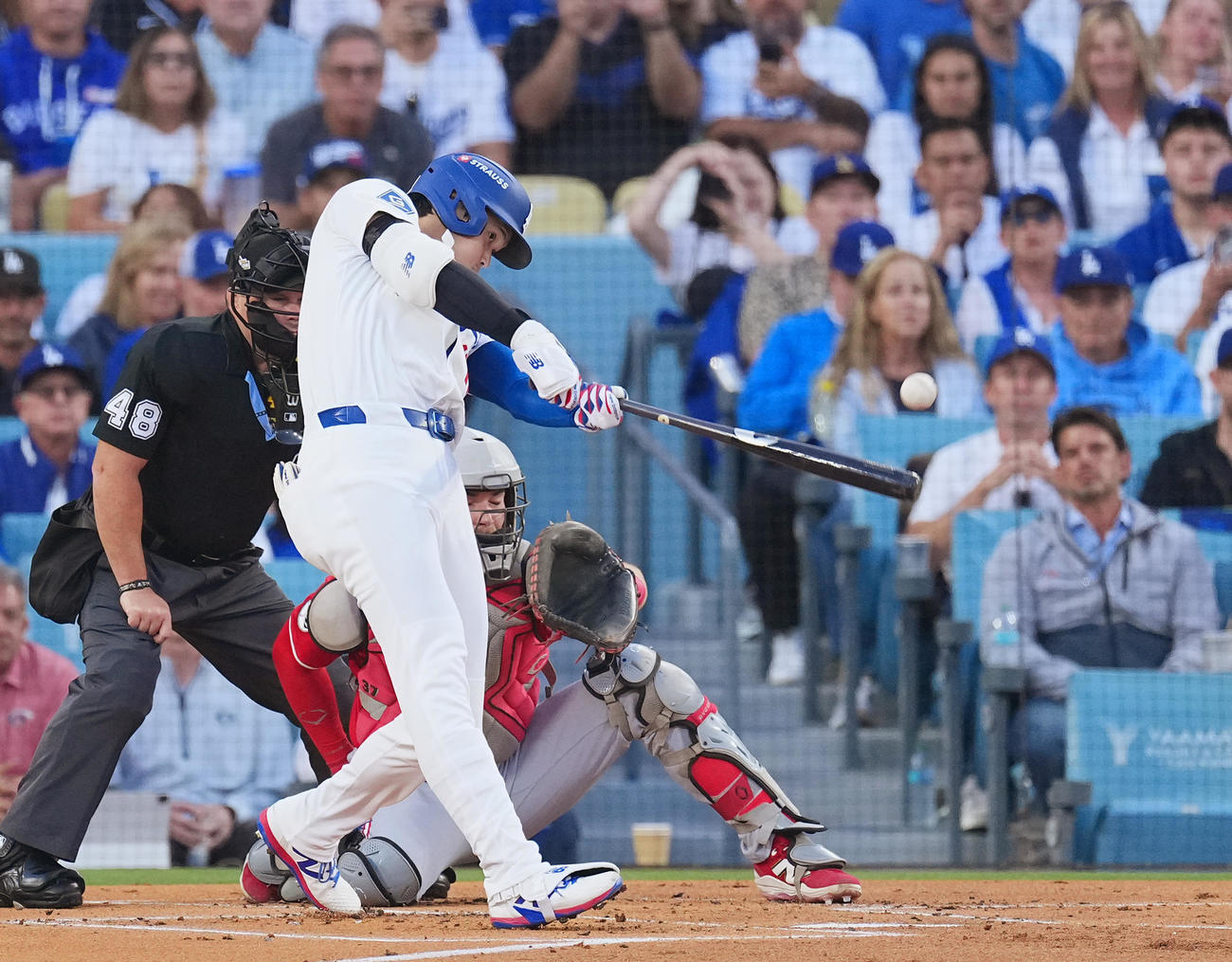 ドジャース対レッズ　1回裏ドジャース無死、右越えに先制のソロ本塁打を放つ大谷（撮影・菅敏）