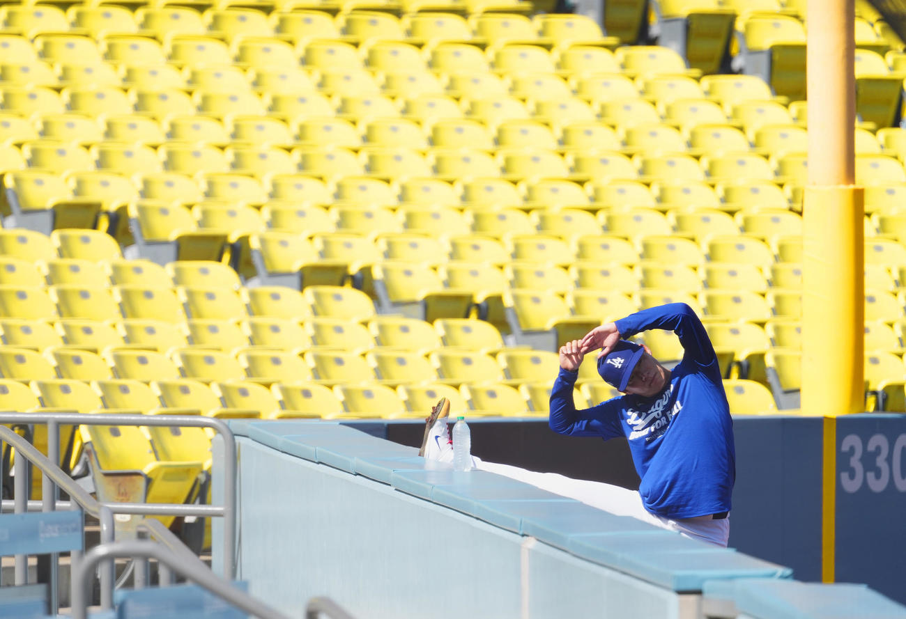 ドジャース対レッズ　試合前にストレッチをするドジャース山本（撮影・菅敏）