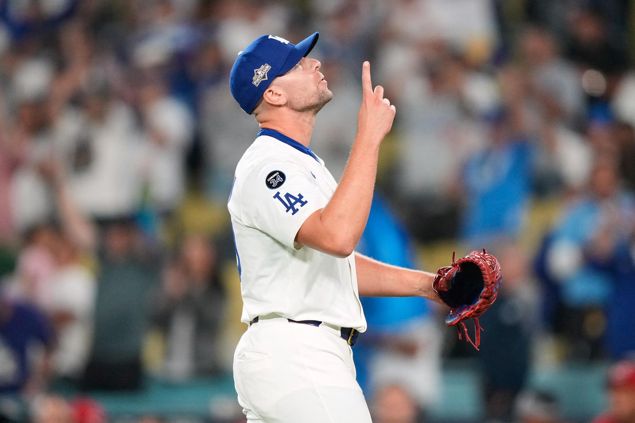 最後のアウトを取り喜ぶドジャースのトライネン（AP）