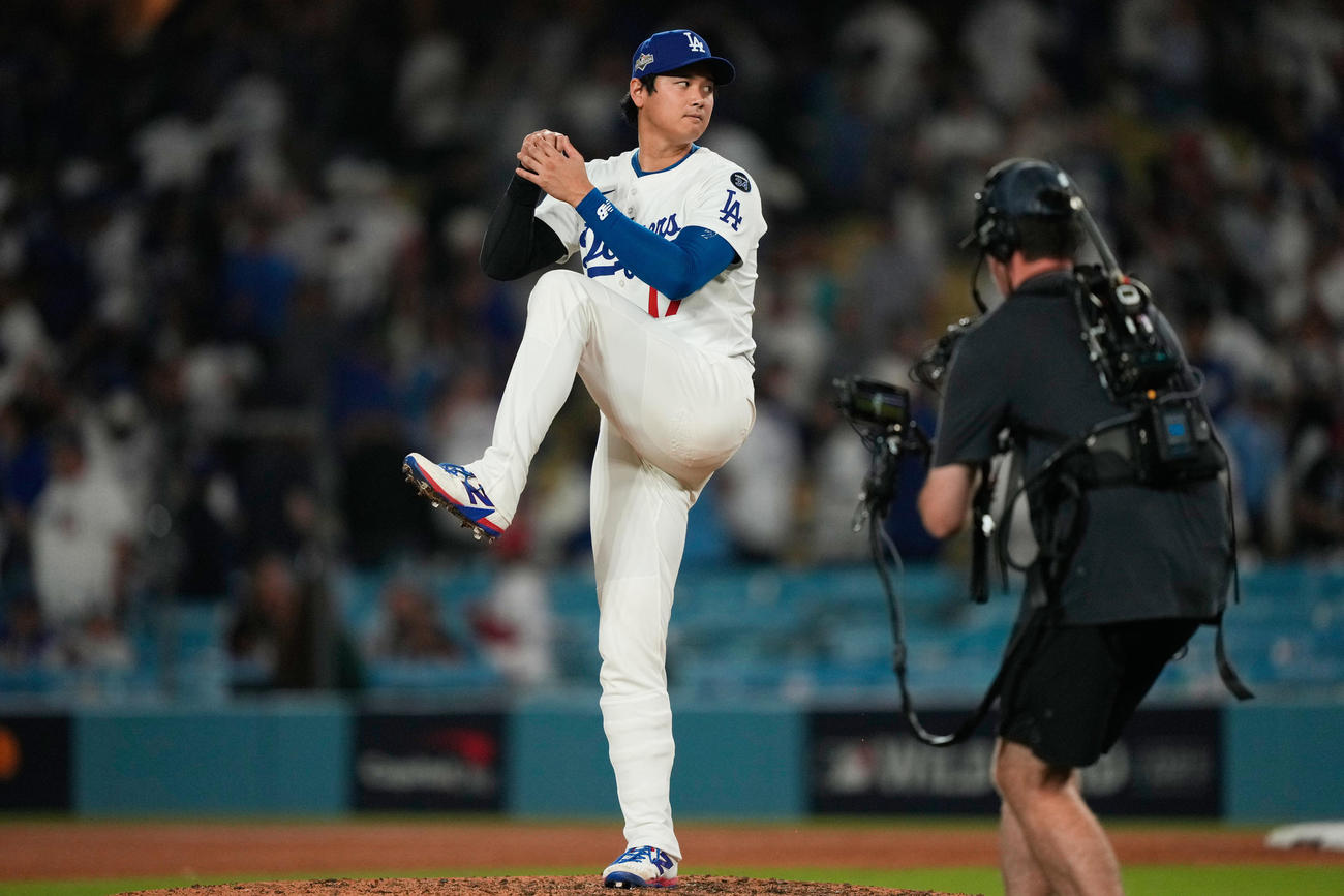 レッズに勝利した後、マウンドで投球動作を確認する大谷翔平（AP）