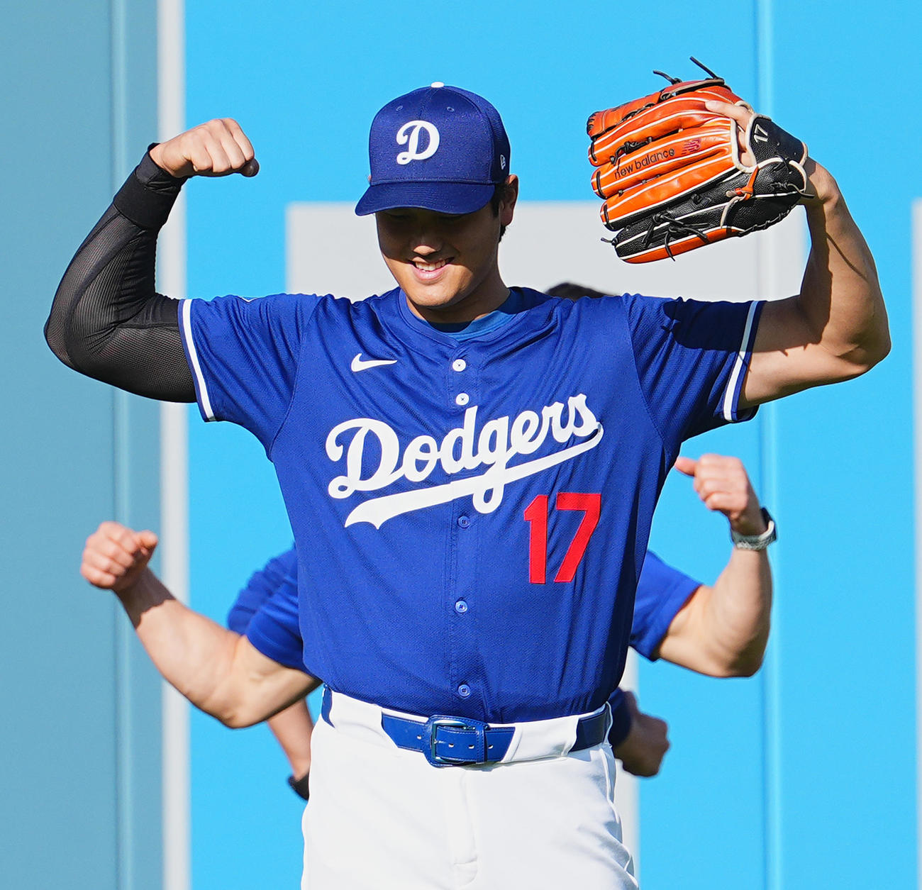 ドジャース対レッズ　試合前、キャッチボールをする大谷は、ガッツポーズを見せる（撮影・菅敏）