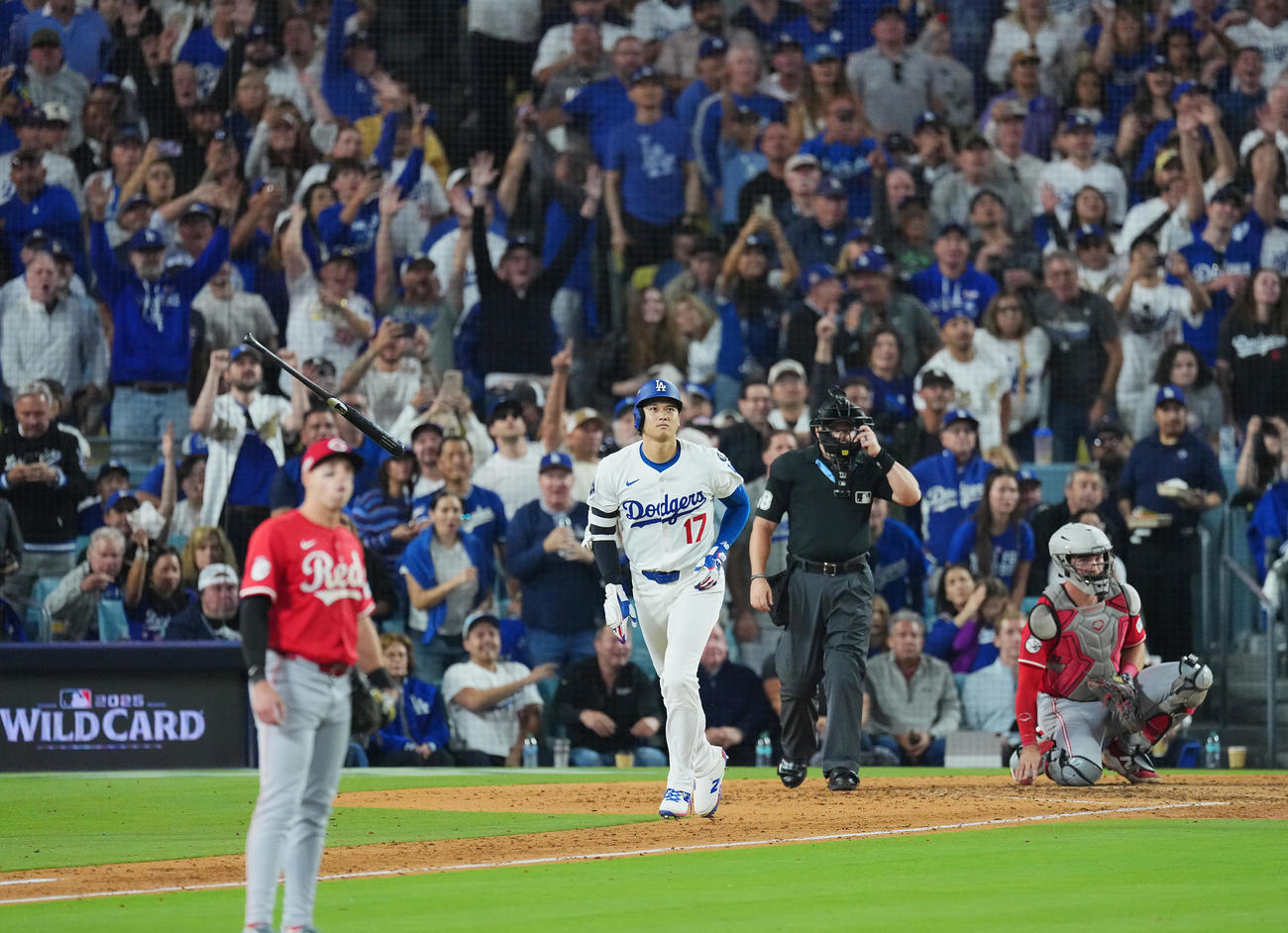 ドジャース対レッズ　6回裏ドジャース2死一塁、右中間にこの試合2本目となる2点本塁打を放つ大谷（撮影・菅敏）