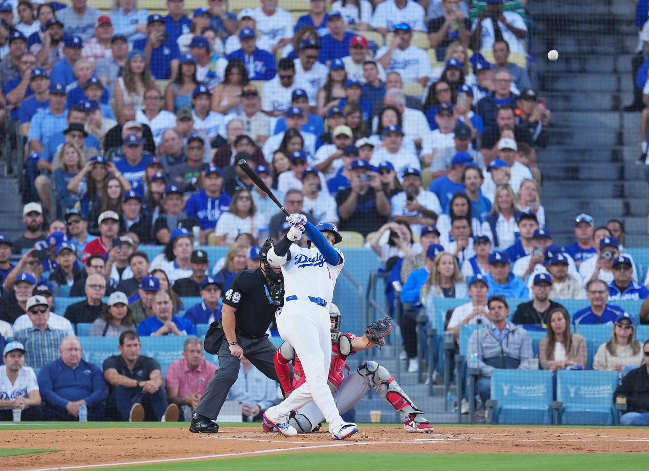 ドジャース対レッズ　1回裏ドジャース無死、、右越えに先制のソロ本塁打を放つ大谷（撮影・菅敏）