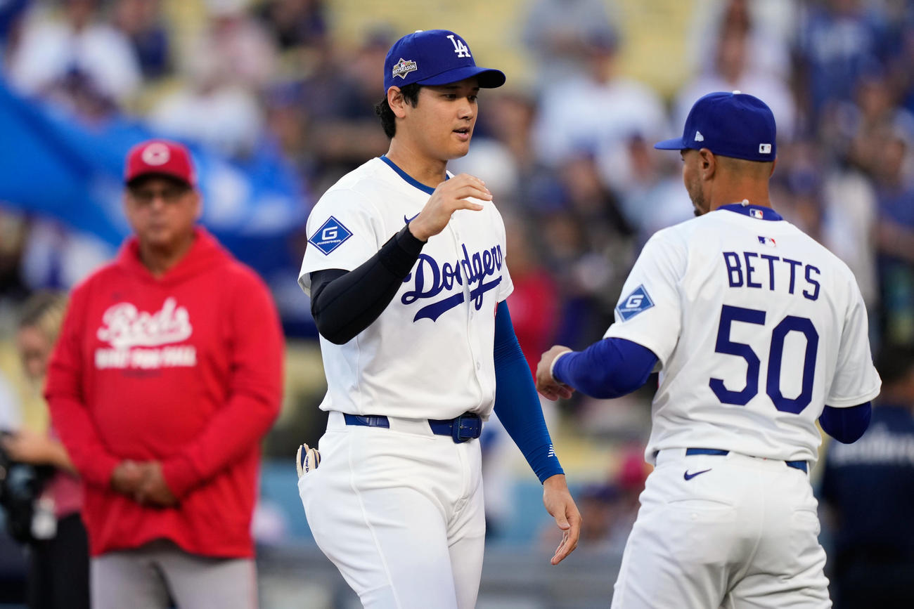握手を交わすベッツと大谷翔平（AP）
