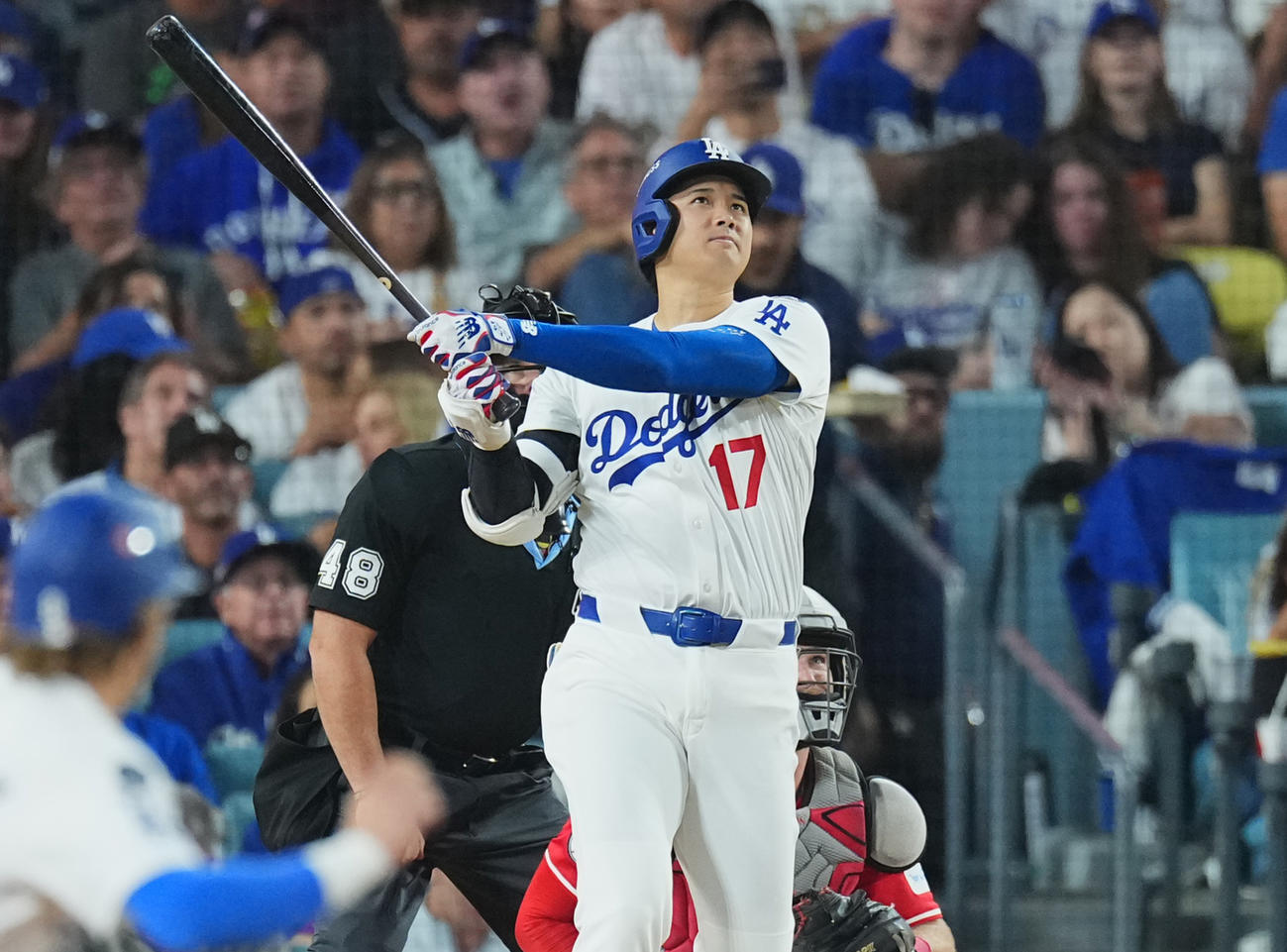 ドジャース対レッズ　6回裏ドジャース2死一塁、右中間にこの試合2本目となる2点本塁打を放つ大谷（撮影・菅敏）