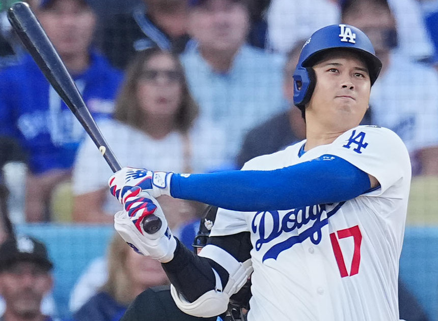 ドジャース対レッズ　1回裏ドジャース無死、右越えに先制のソロ本塁打を放つ大谷（撮影・菅敏）