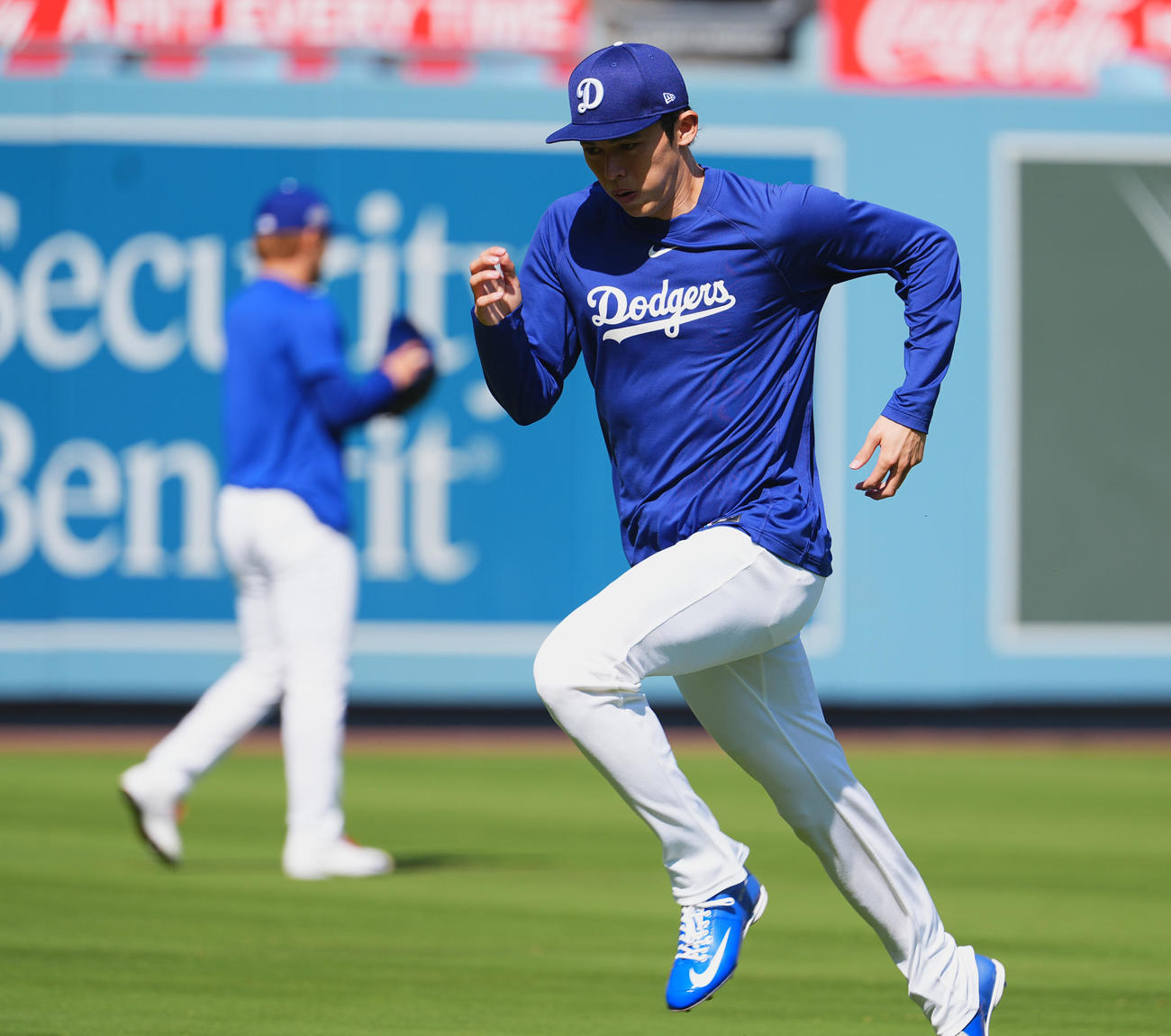 ドジャース対レッズ　試合前、調整するドジャース佐々木。後方は山本（撮影・菅敏）