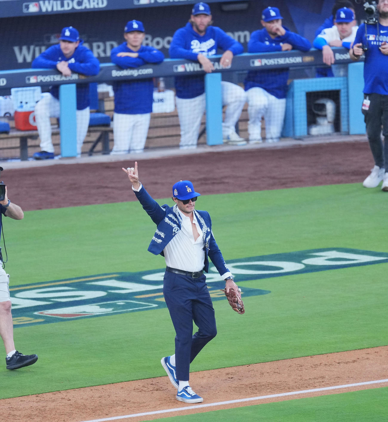 ドジャース対レッズ　始球式に登場したケリー氏（撮影・菅敏）