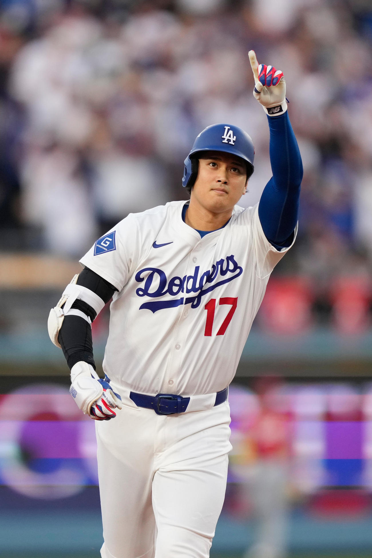 ポストシーズン先頭打者弾を放ち、人差し指を立てて喜ぶドジャース大谷翔平（AP）