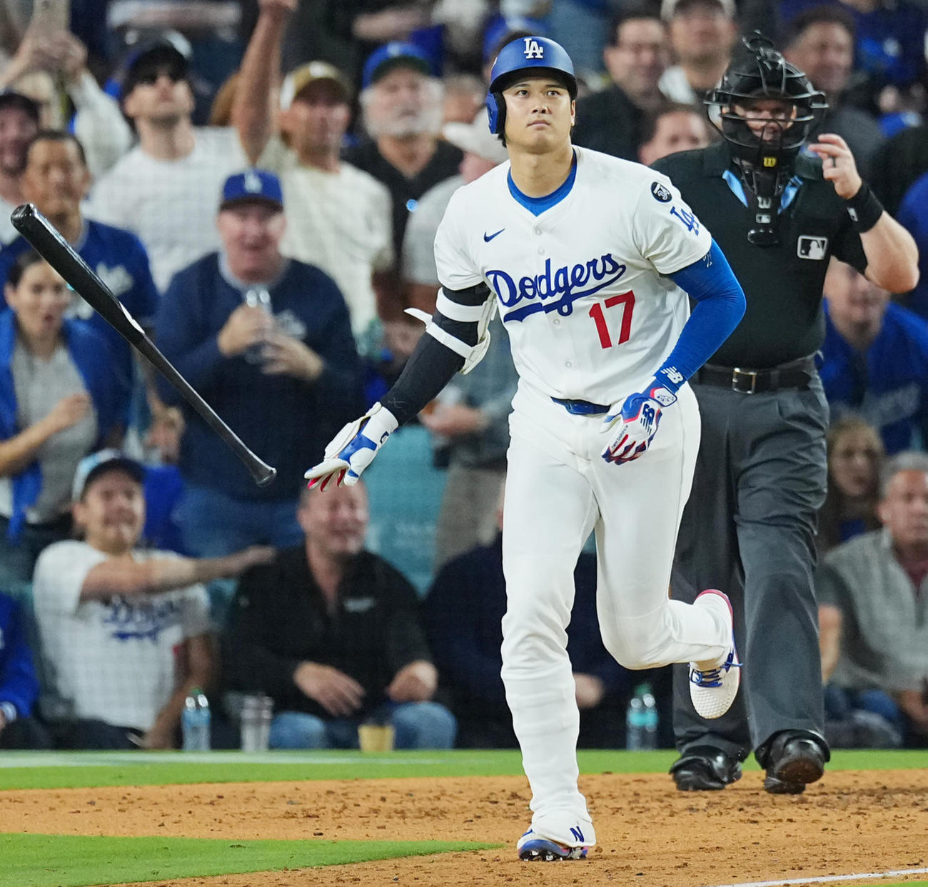 ドジャース対レッズ　6回裏ドジャース2死一塁、右中間にこの試合2本目となる2点本塁打を放つ大谷（撮影・菅敏）