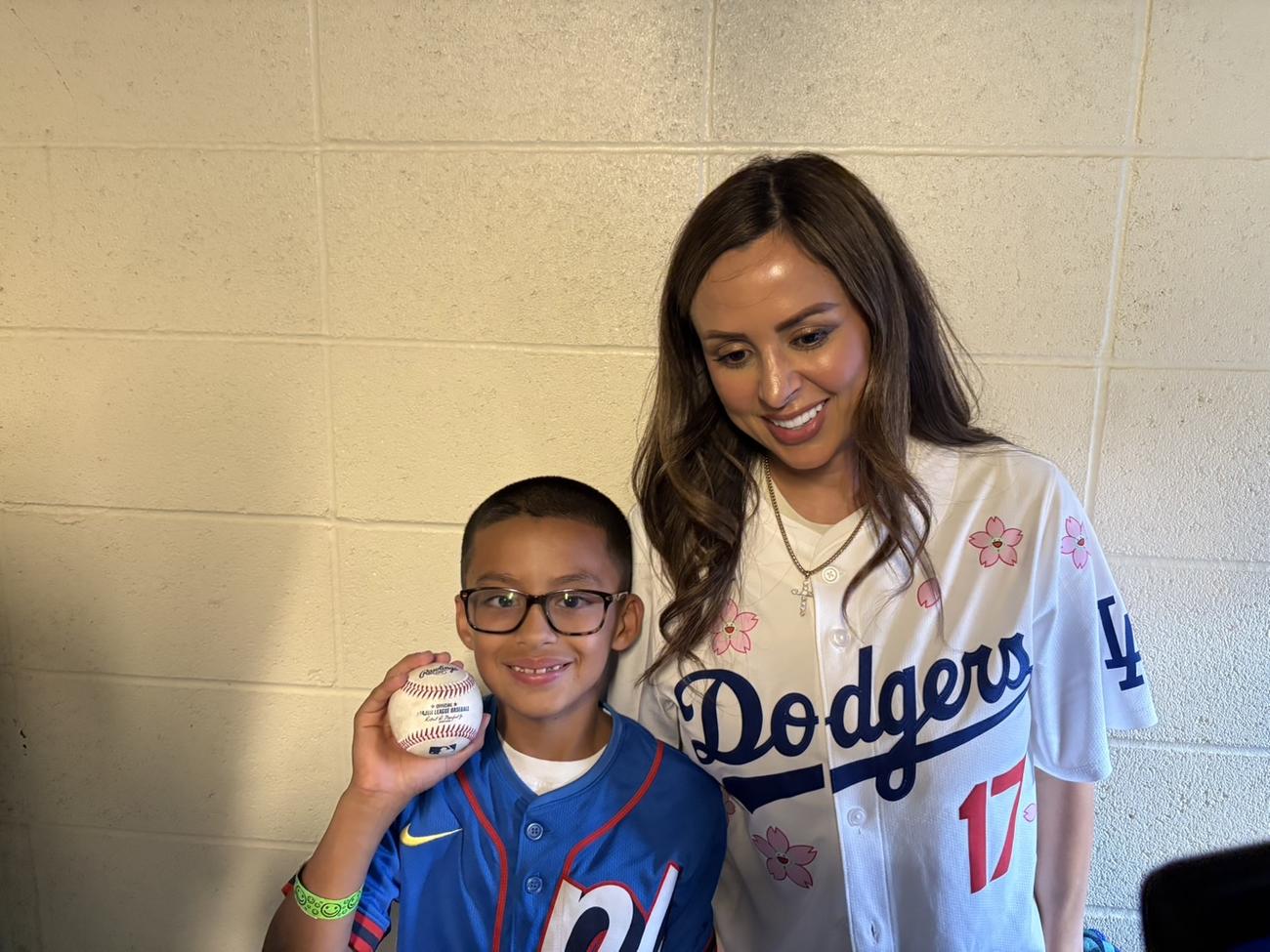 ドジャース大谷のホームランボールを手に笑顔のメイソン・シンガー君