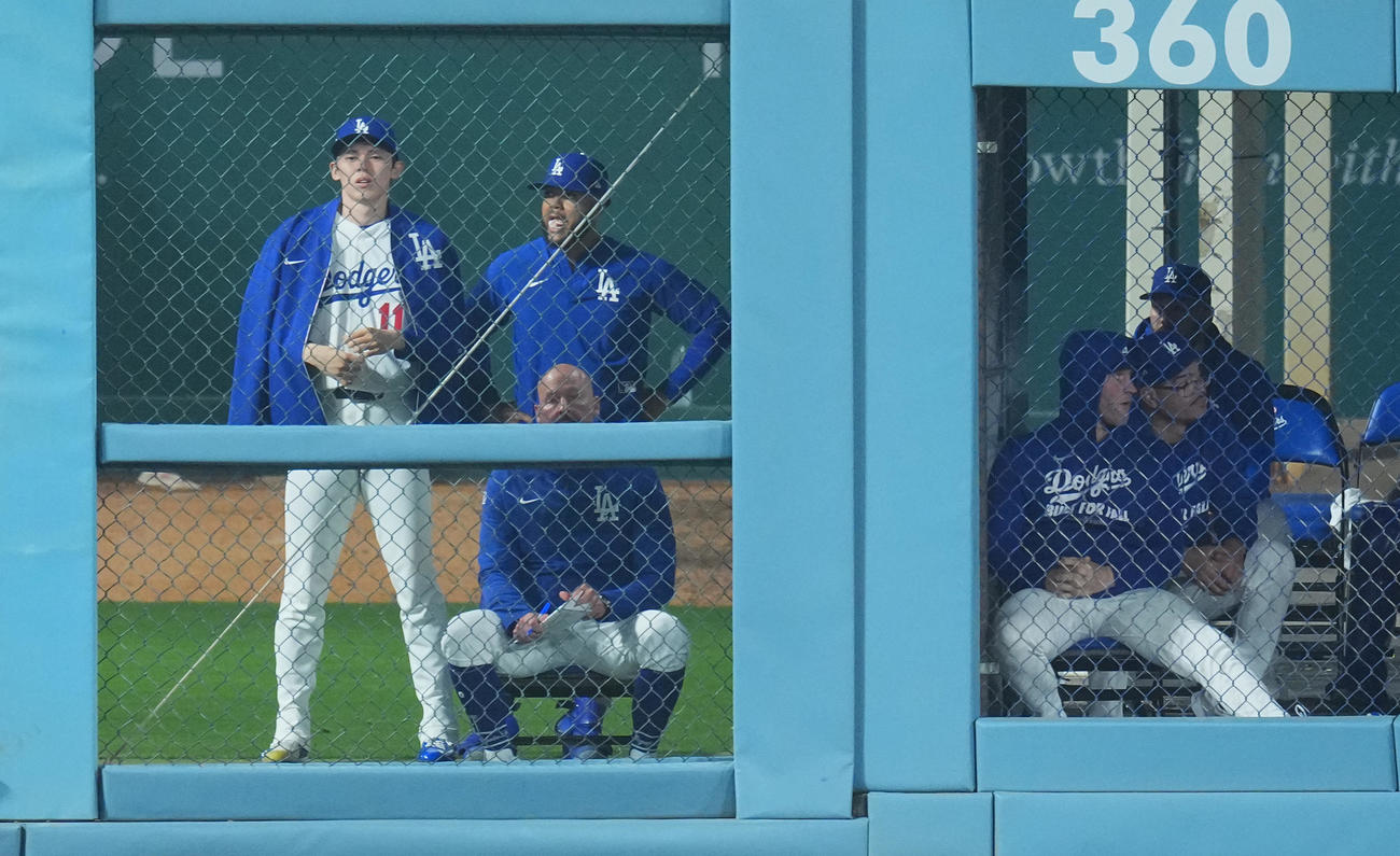ドジャース対レッズ　ブルペンで待機するドジャース佐々木（左端）（撮影・菅敏）