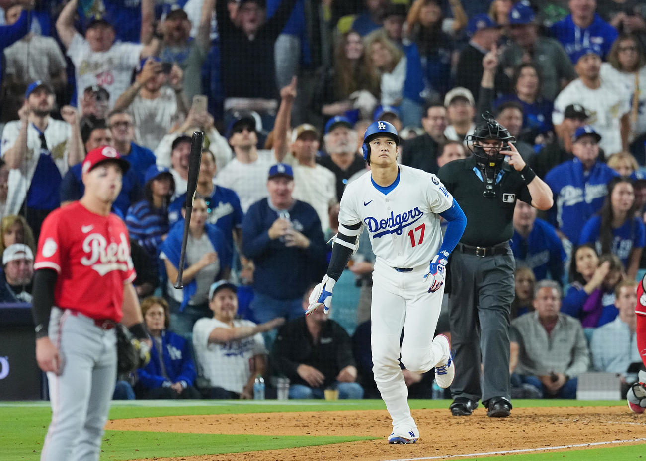 ドジャース対レッズ　6回裏ドジャース2死一塁、右中間にこの試合2本目となる2点本塁打を放つ大谷（撮影・菅敏）