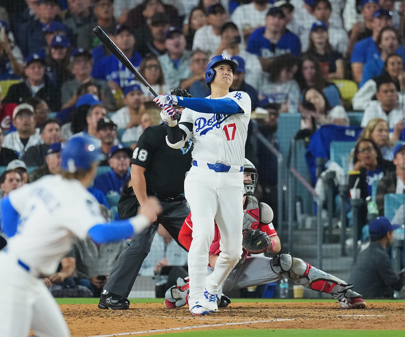 ドジャース対レッズ　6回裏ドジャース2死一塁、右中間にこの試合2本目となる2点本塁打を放つ大谷（撮影・菅敏）