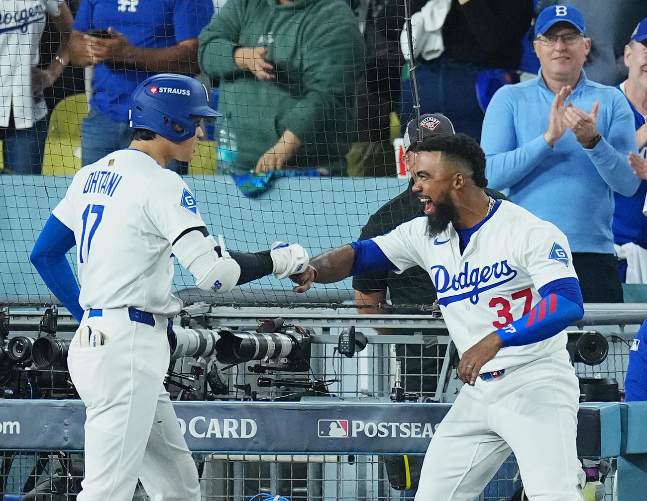 ドジャース対レッズ　6回裏ドジャース2死一塁、右中間にこの試合2本目となる2点本塁打を放ち、T・ヘルナンデス（左）にタッチで迎えられる大谷（撮影・菅敏）