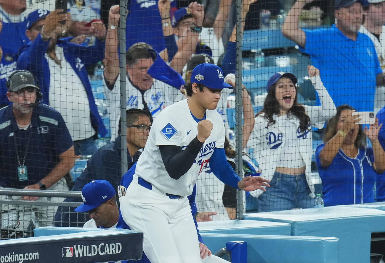 ドジャース対レッズ　初戦を白星で飾り、ガッツポーズを見せるドジャース大谷（撮影・菅敏）