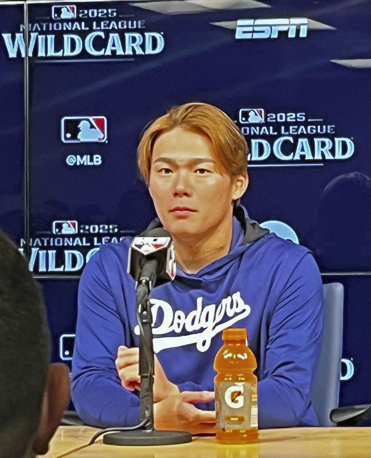 先発するレッズとのワイルドカードシリーズ第2戦を翌日に控えて記者会見するドジャース山本（共同）