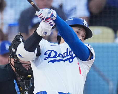 ドジャース対レッズ　1回裏ドジャース無死、右越えに先制のソロ本塁打を放つ大谷（撮影・菅敏）