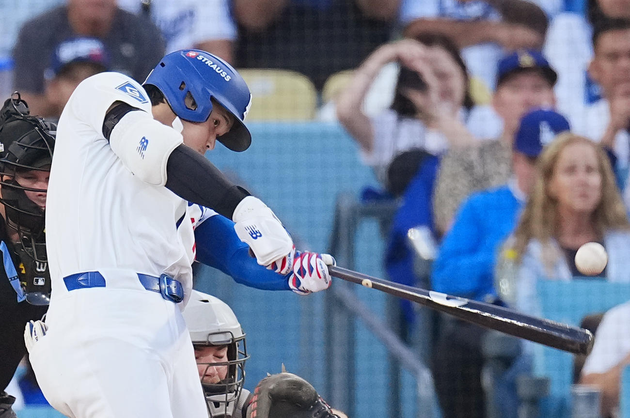 ドジャース対レッズ　1回裏ドジャース無死、右越えに先制のソロ本塁打を放つ大谷（撮影・菅敏）