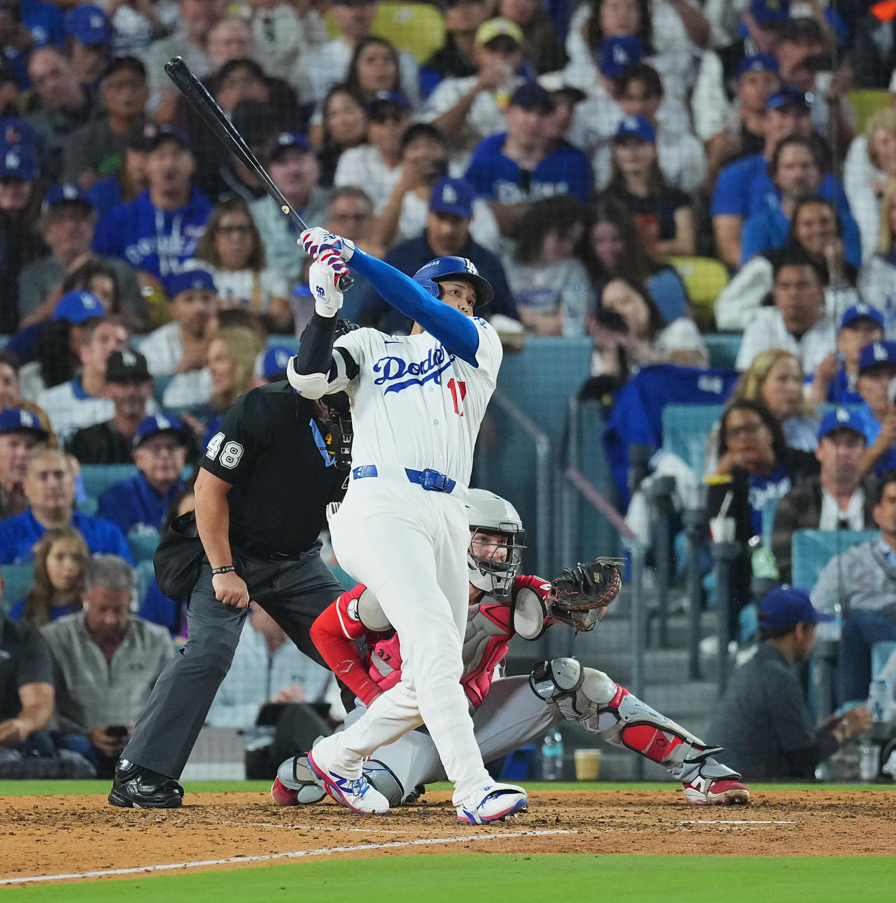 ドジャース対レッズ　6回裏ドジャース2死一塁、右中間にこの試合2本目となる2点本塁打を放つ大谷（撮影・菅敏）