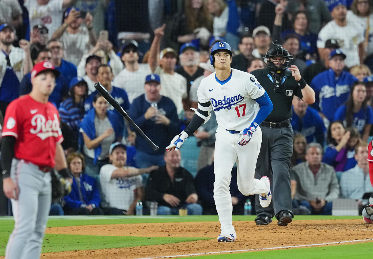 ドジャース対レッズ　6回裏ドジャース2死一塁、右中間にこの試合2本目となる2点本塁打を放つ大谷（撮影・菅敏）