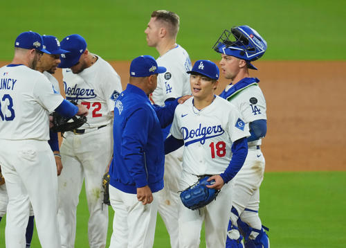 ドジャース対レッズ　7回途中、降板する山本（右から2人目）（撮影・菅敏）