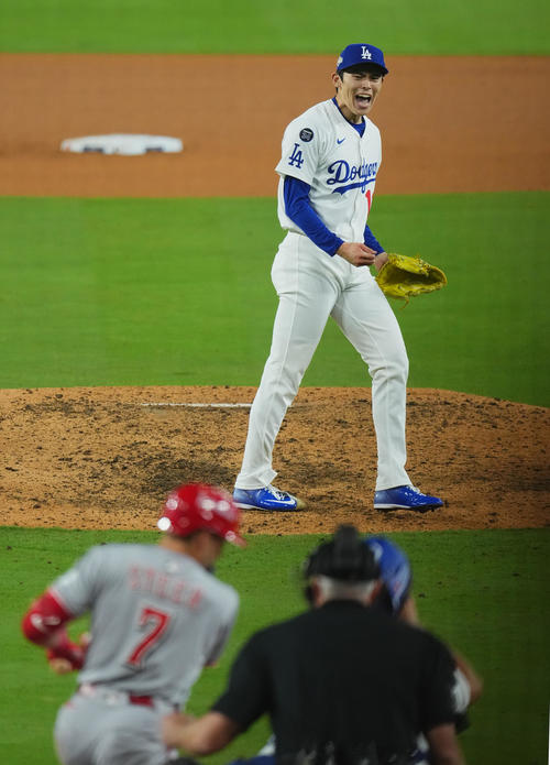ドジャース対レッズ　9回表レッズ無死、スティアを三振に仕留め、雄たけびを上げる佐々木（撮影・菅敏）