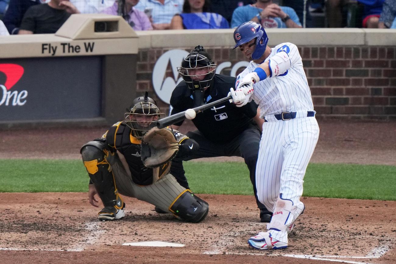 ワイルドカードシリーズのパドレス戦の4回、二塁打を放つカブス鈴木誠也（AP）