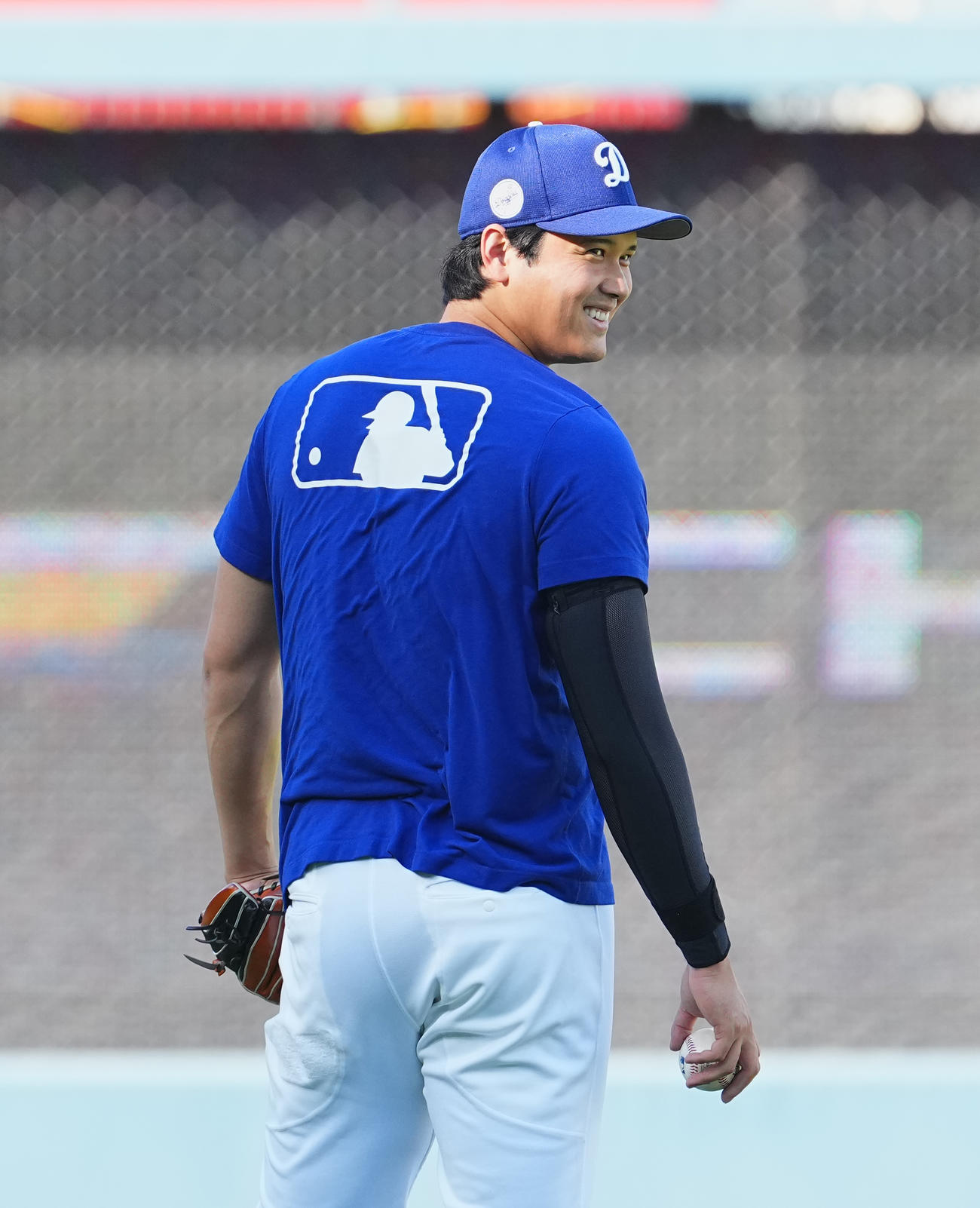 ドジャース対レッズ　試合前、笑顔で練習をするドジャース大谷（撮影・菅敏）