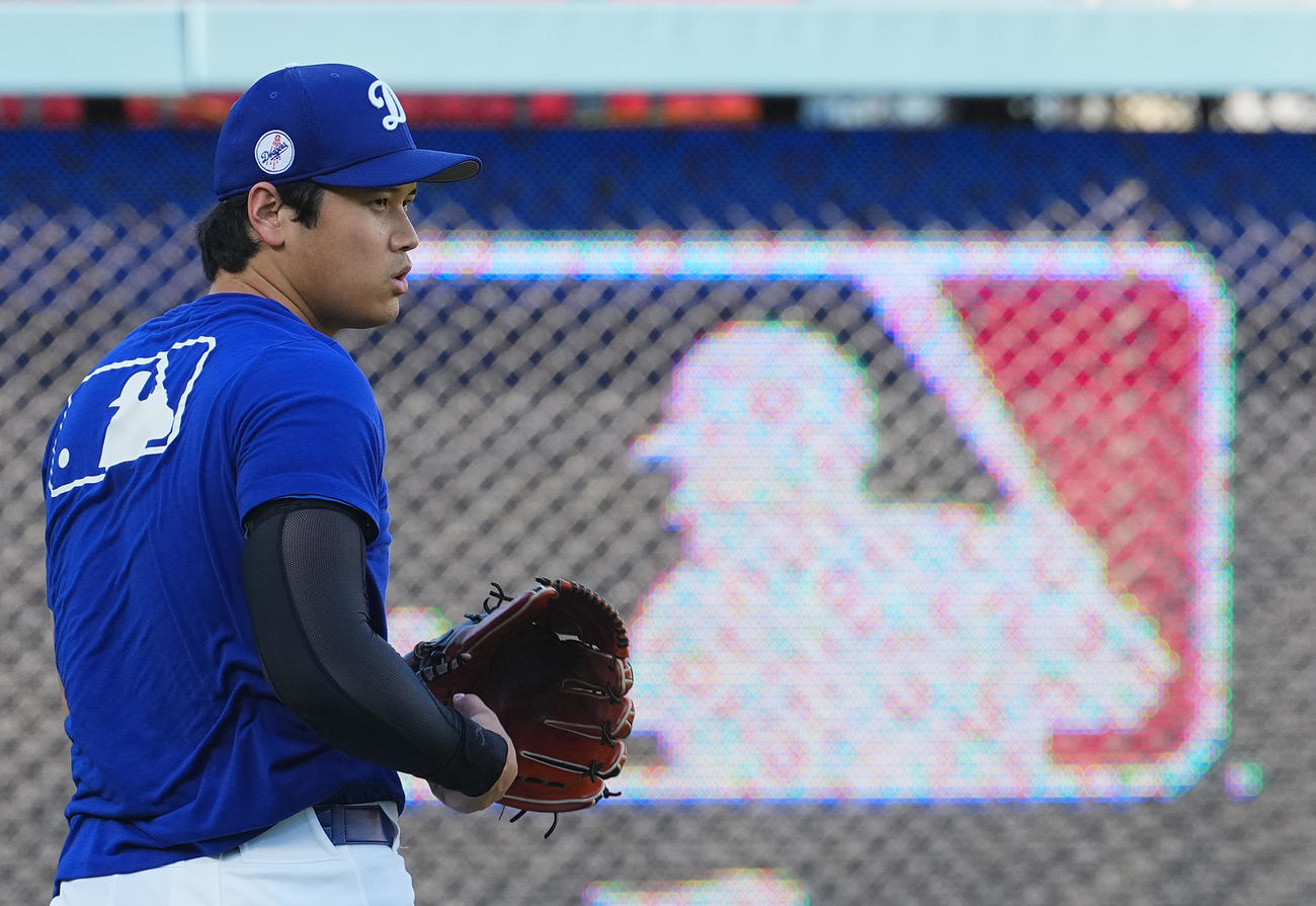 ドジャース対レッズ　試合前、調整するドジャース大谷（撮影・菅敏）