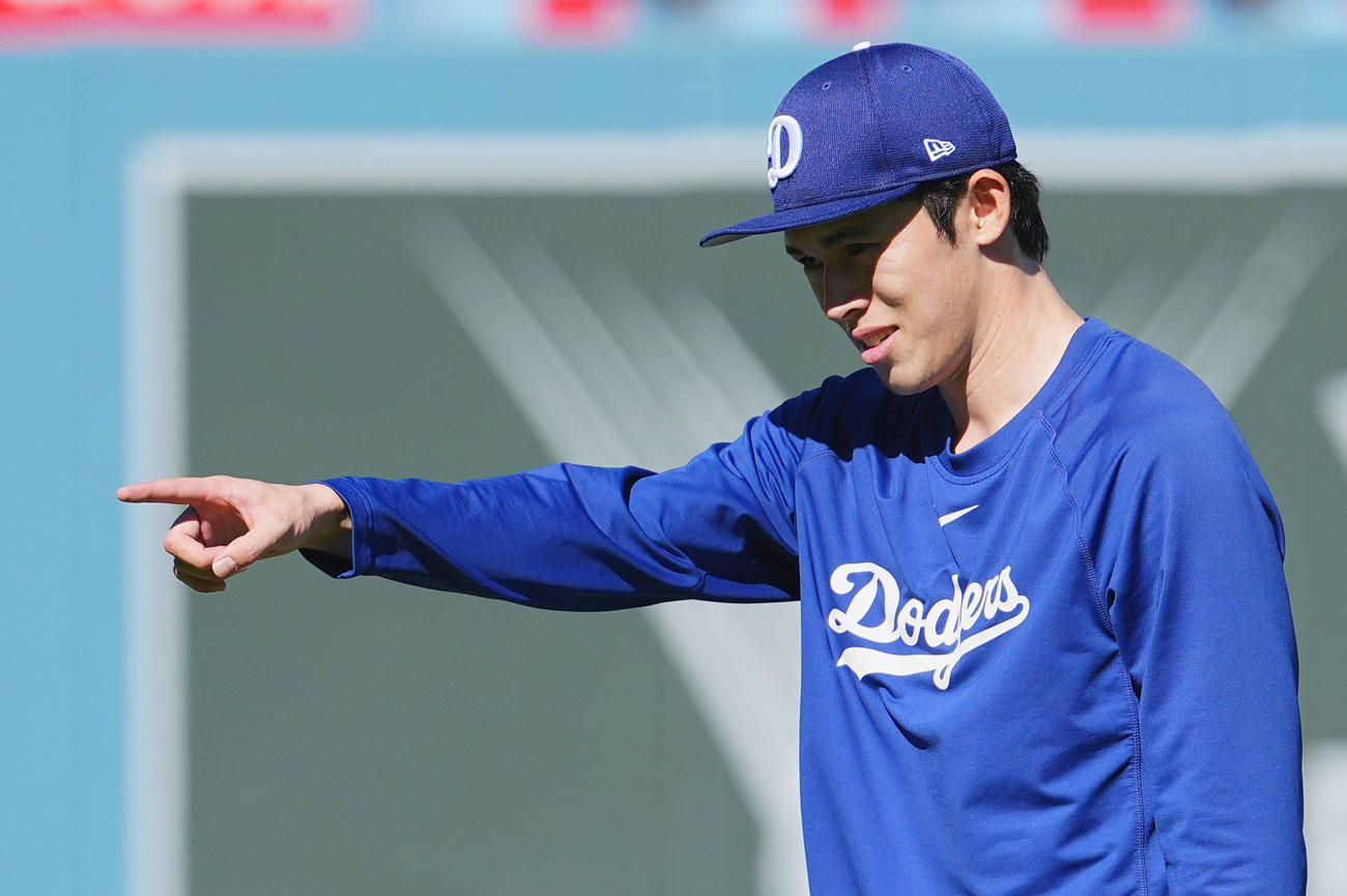 ドジャース対レッズ　試合前、笑顔で調整するドジャース佐々木（撮影・菅敏）
