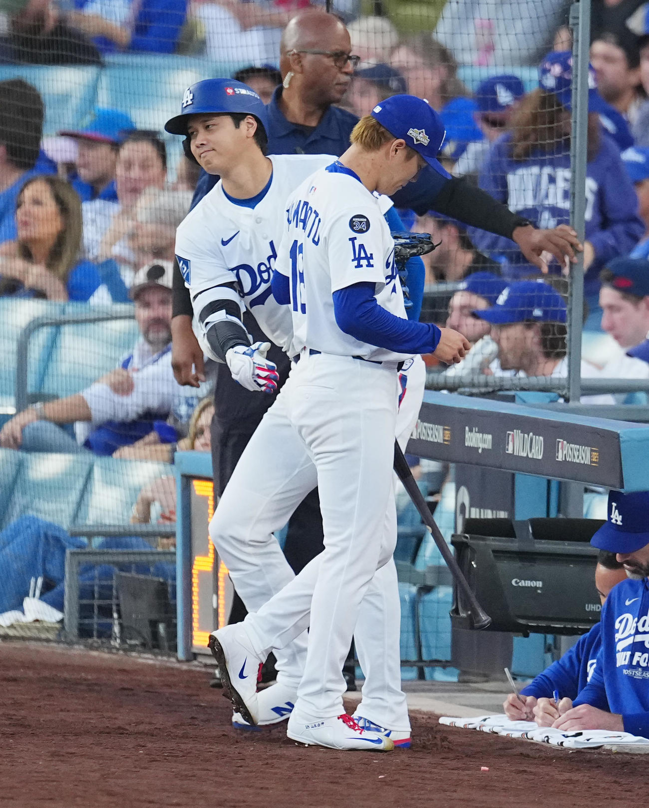 ドジャース対レッズ　1回の投球を終えベンチに戻る山本（右）に声をかける大谷（撮影・菅敏）
