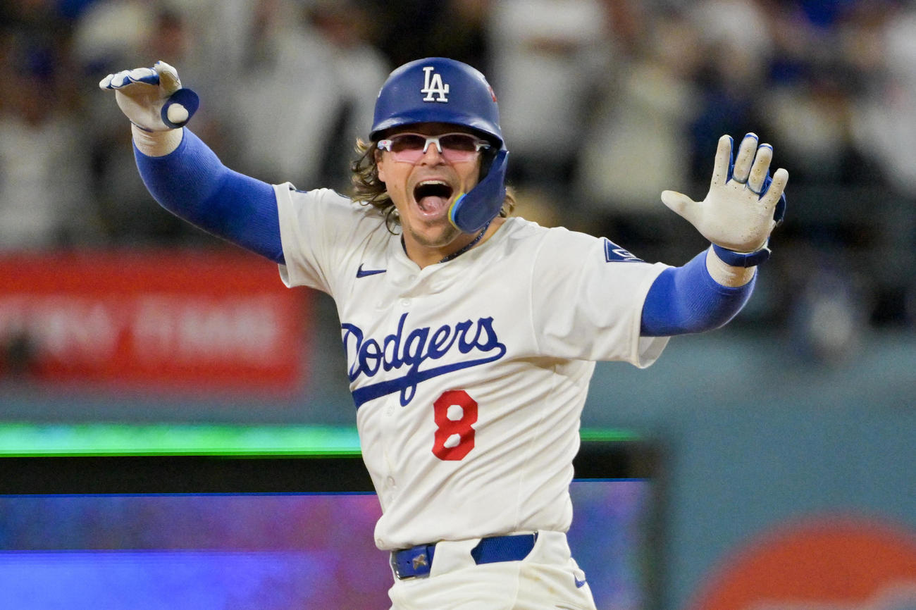 レッズ戦４回にタイムリー二塁打を放ったドジャースのキケ・ヘルナンデスは両手を広げて大喜び（ロイター）