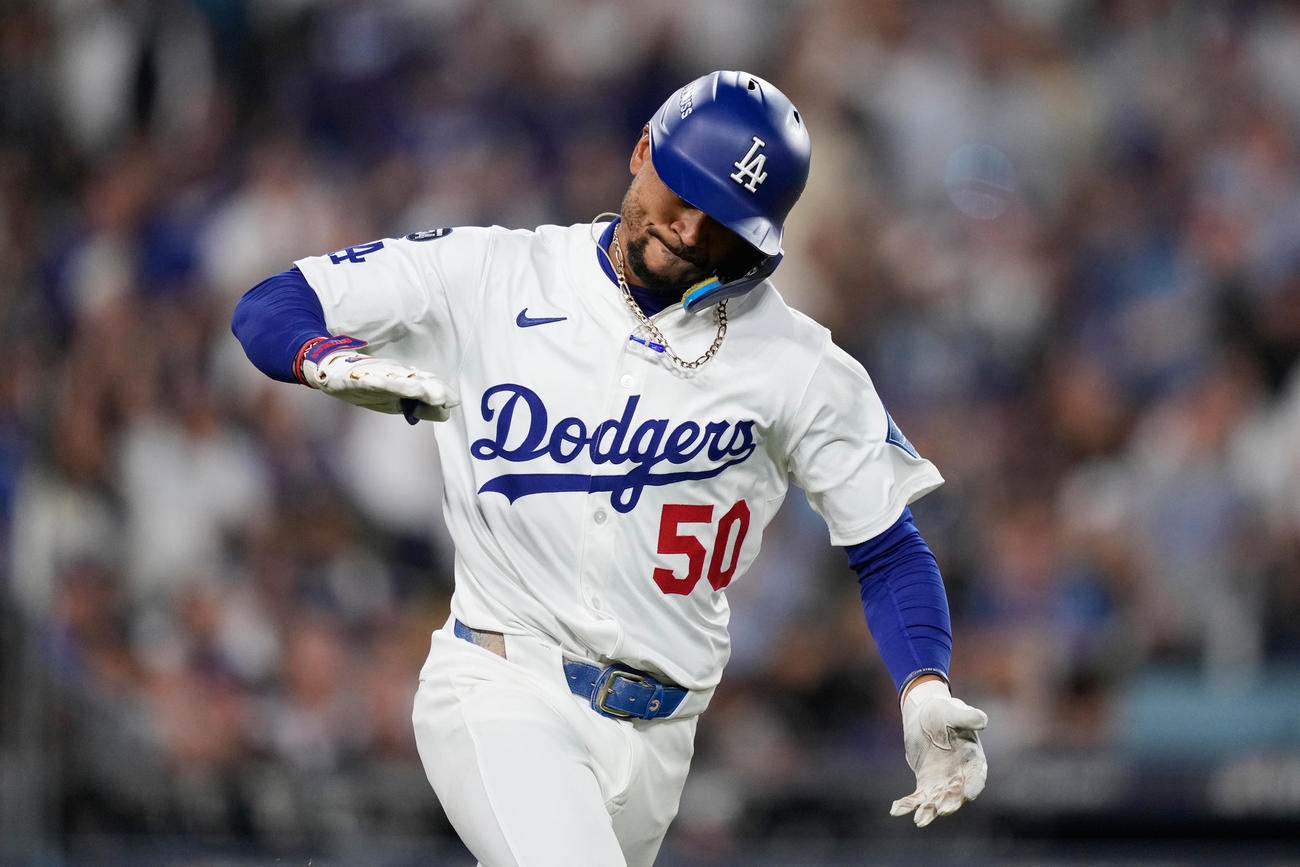 レッズ戦３回に適時打を放ったドジャースのベッツは手をたたいて喜んだ（AP)