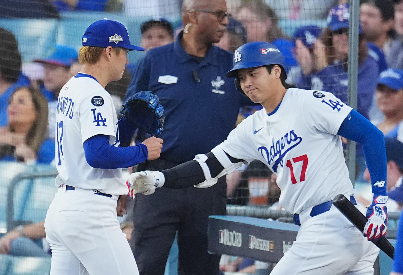 ドジャース対レッズ　1回の投球を終えベンチに戻る山本（左）に声をかける大谷（撮影・菅敏）
