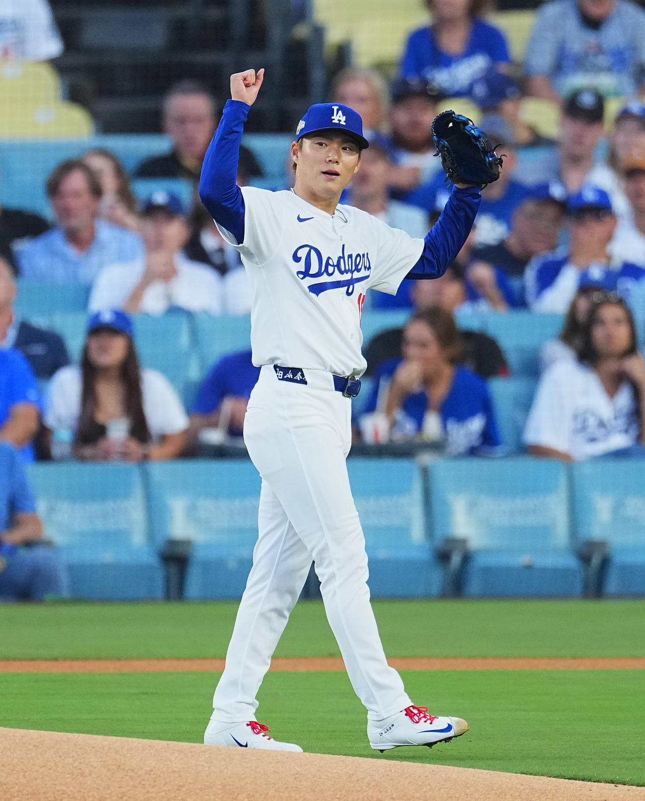 ドジャース対レッズ　1回表レッズ無死、フリードルの左飛をK・ヘルナンデスが好捕し、ガッツポーズを見せる山本（撮影・菅敏）