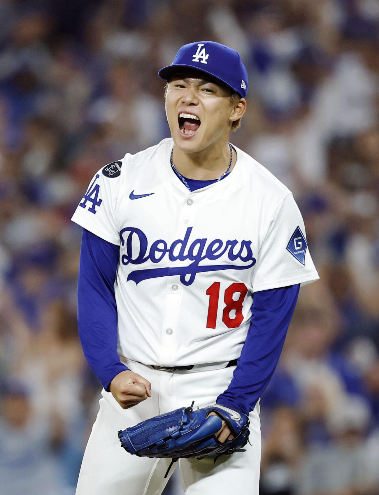 レッズ戦の6回、無死満塁のピンチを切り抜け、雄たけびを上げるドジャース山本（共同）