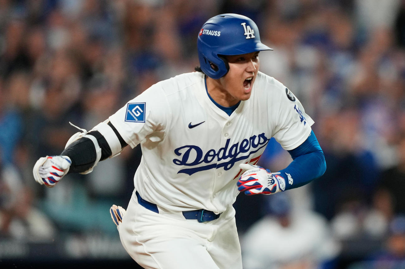6回に適時打を放ち、ガッツポーズするドジャース大谷翔平（AP）