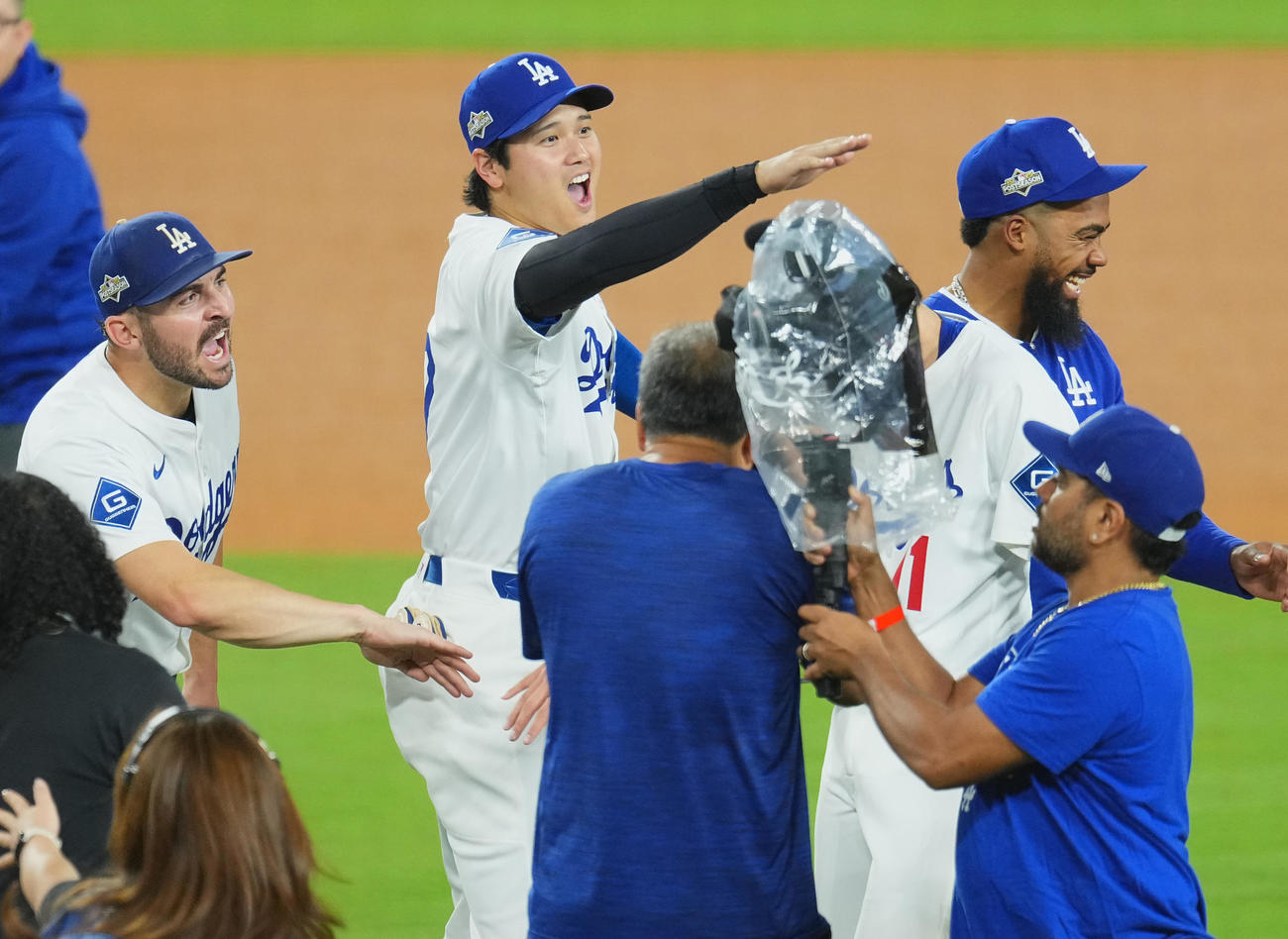 ドジャース対レッズ　地区シリーズ進出を決め、最後を締めくくった佐々木（右から2人目）を迎える大谷（撮影・菅敏）