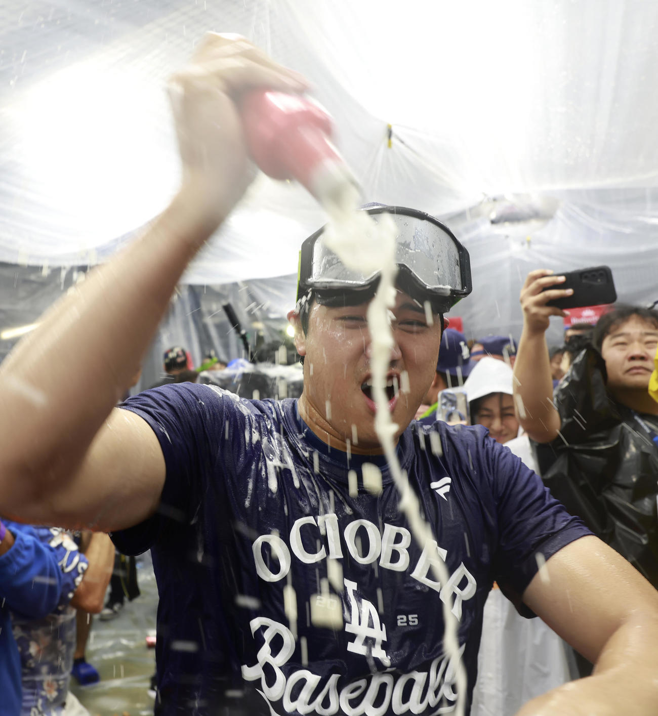 地区シリーズ進出を決め、美酒を浴びるドジャース大谷