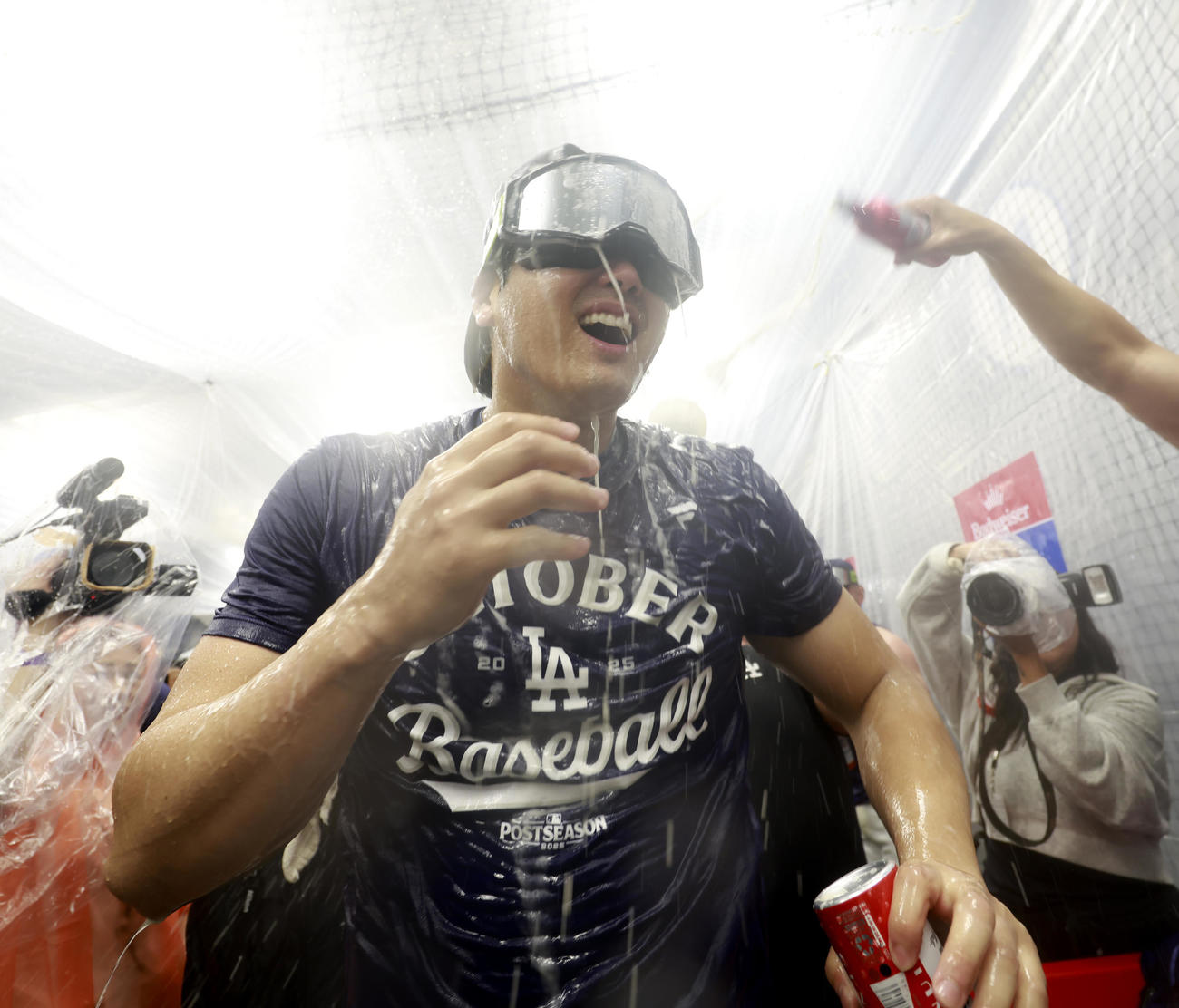 地区シリーズ進出を決め、美酒を浴びるドジャース大谷