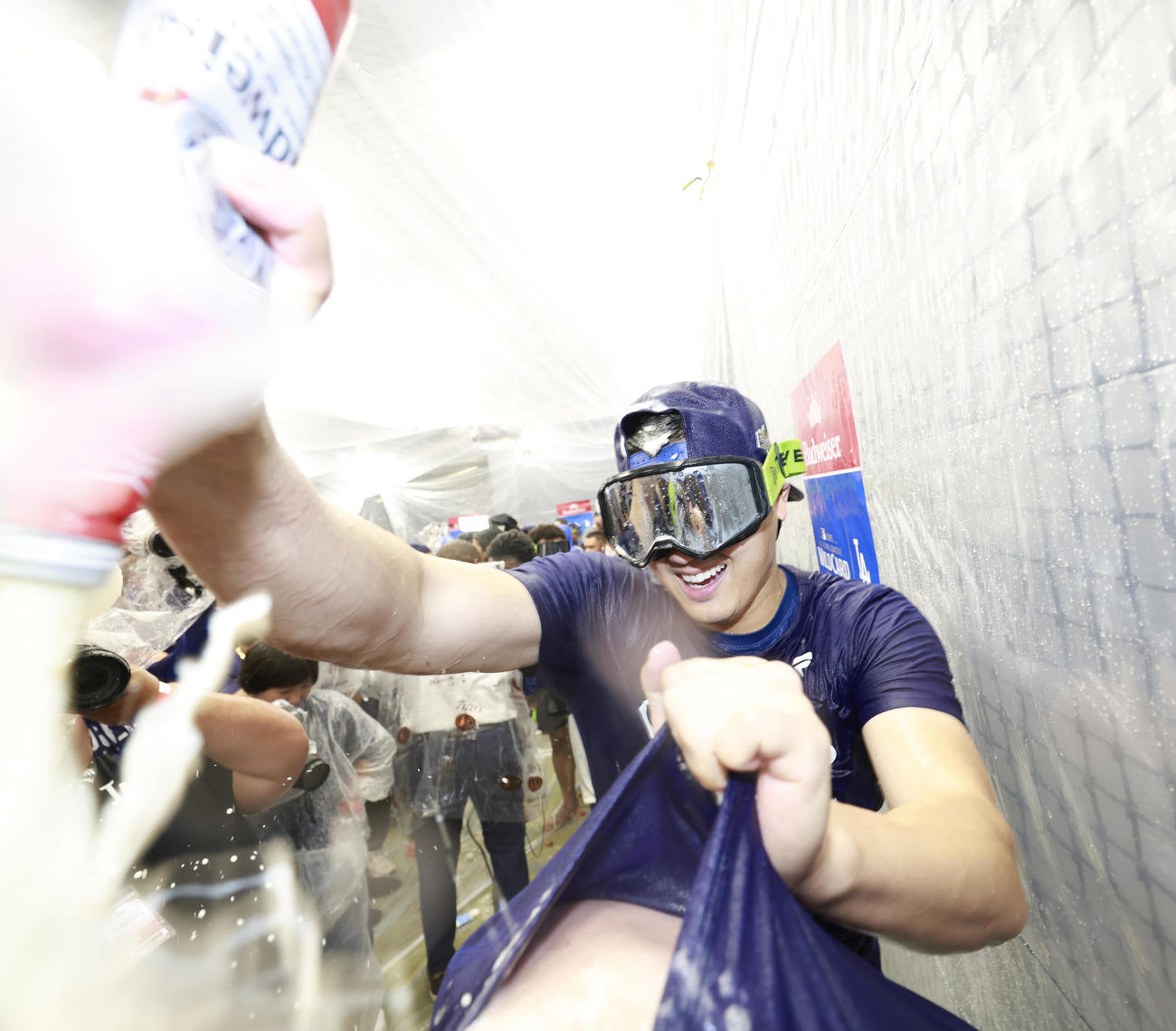 地区シリーズ進出を決め、美酒を浴びるドジャース大谷