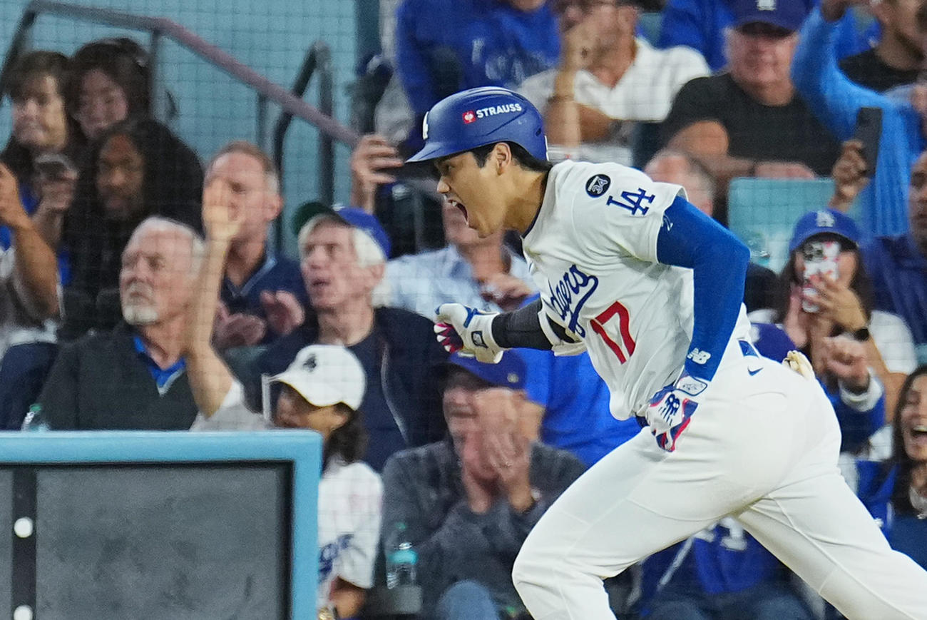 ドジャース対レッズ　6回裏ドジャース1死一、三塁、右適時打を放ち、雄たけびを上げる大谷（撮影・菅敏）