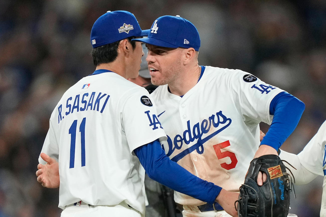 試合を締めた佐々木朗希とハグするフリーマン（AP）