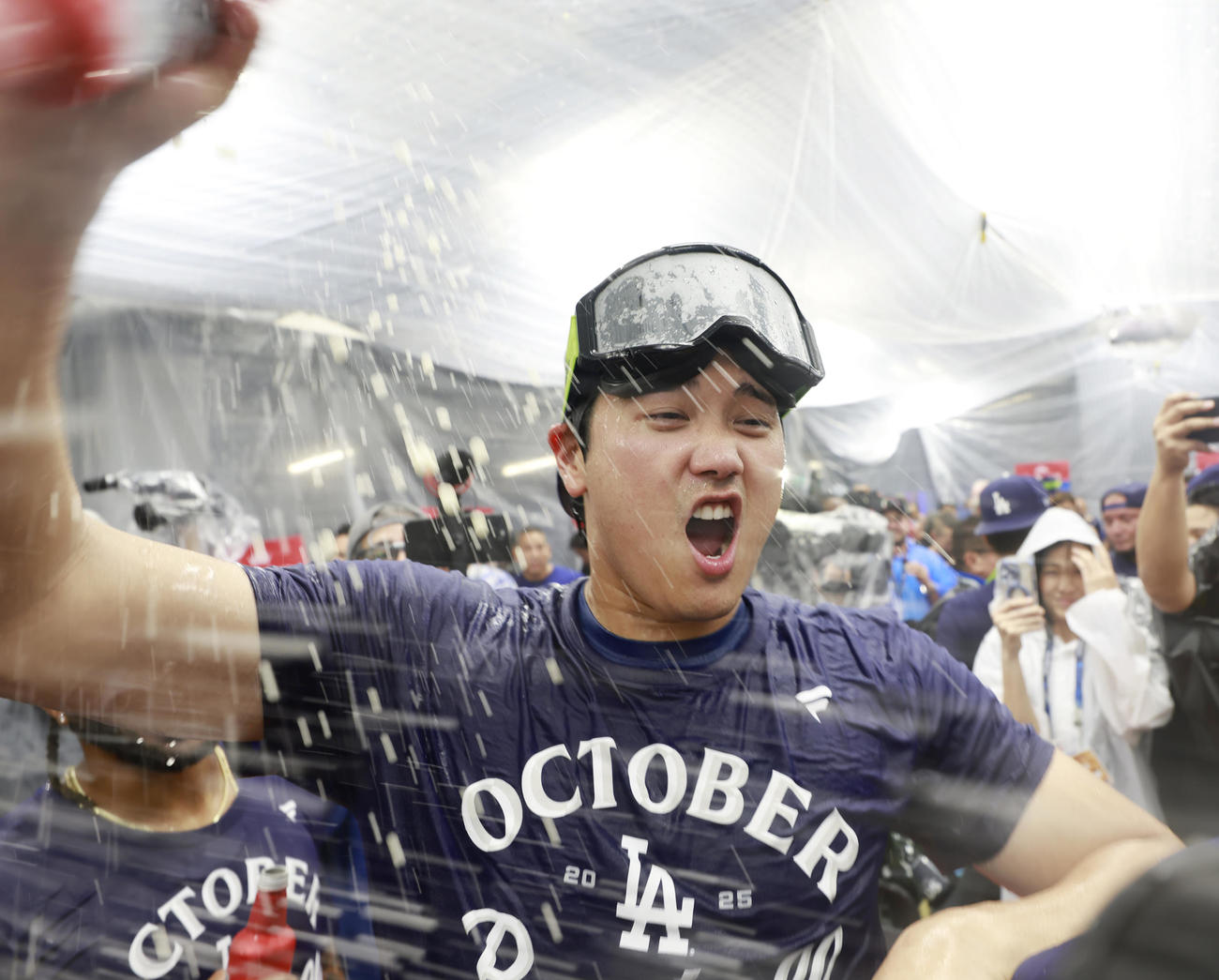 地区シリーズ進出を決め、美酒を浴びるドジャース大谷
