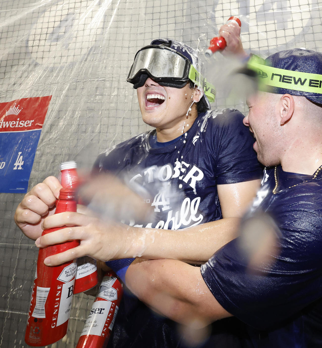 地区シリーズ進出を決め、美酒を浴びるドジャース大谷（左）