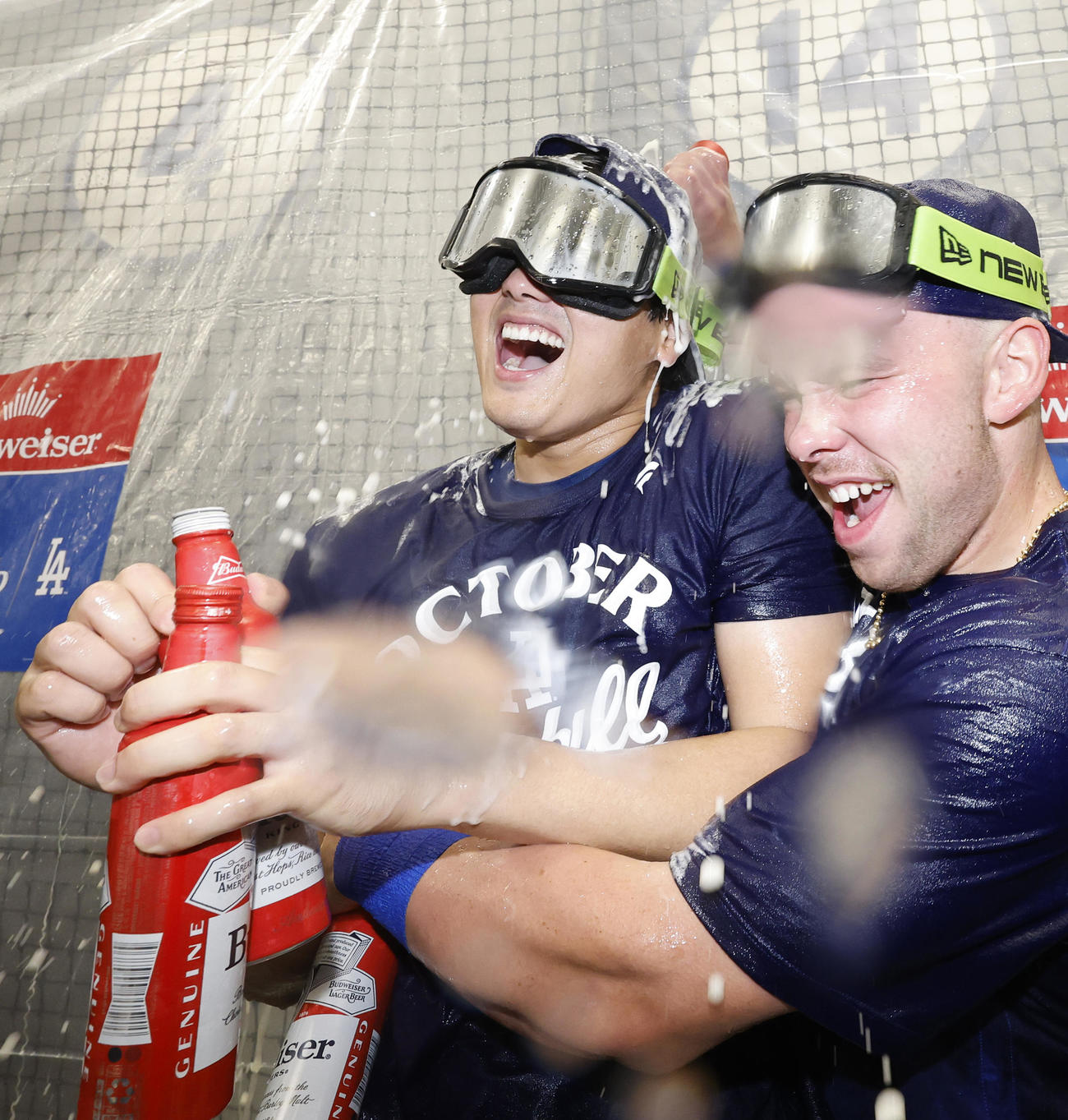 地区シリーズ進出を決め、美酒を浴びるドジャース大谷（左）