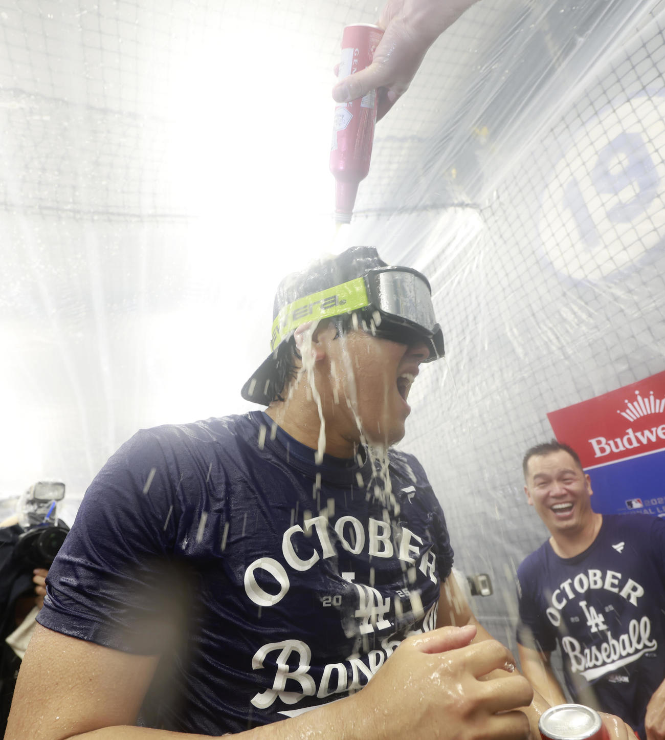 地区シリーズ進出を決め、美酒を浴びるドジャース大谷